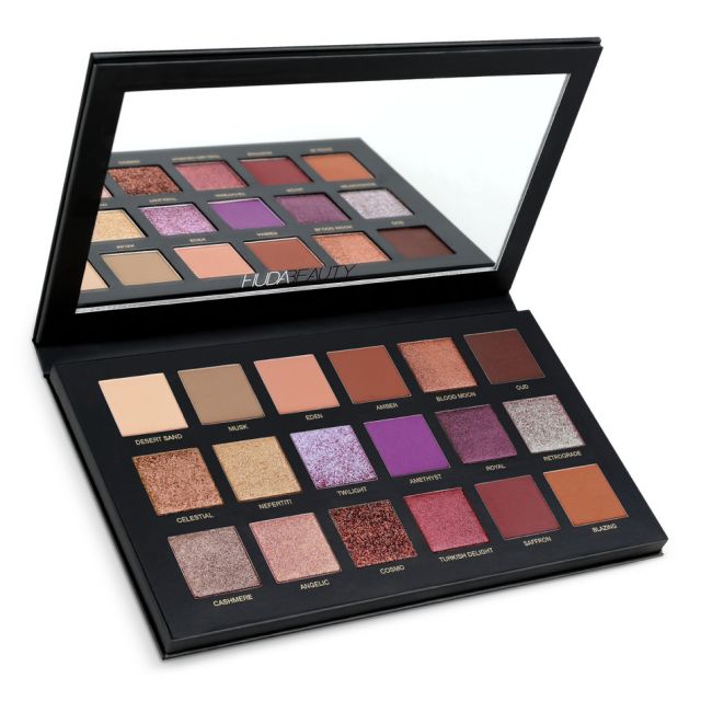 Фото:  Палетка теней Huda Beauty.